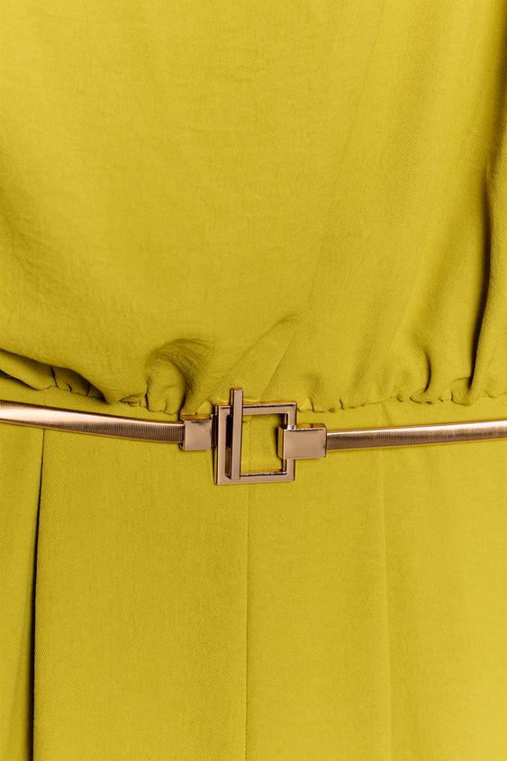 Combinaison à manche asymétrique avec ceinture
