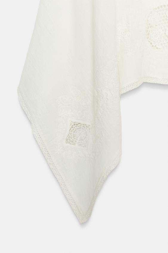 Top asymétrique brodé en mousseline