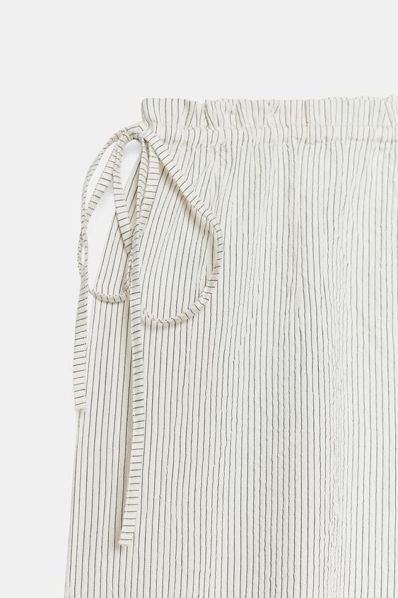 Pantalon bouffant à rayures et liens noués