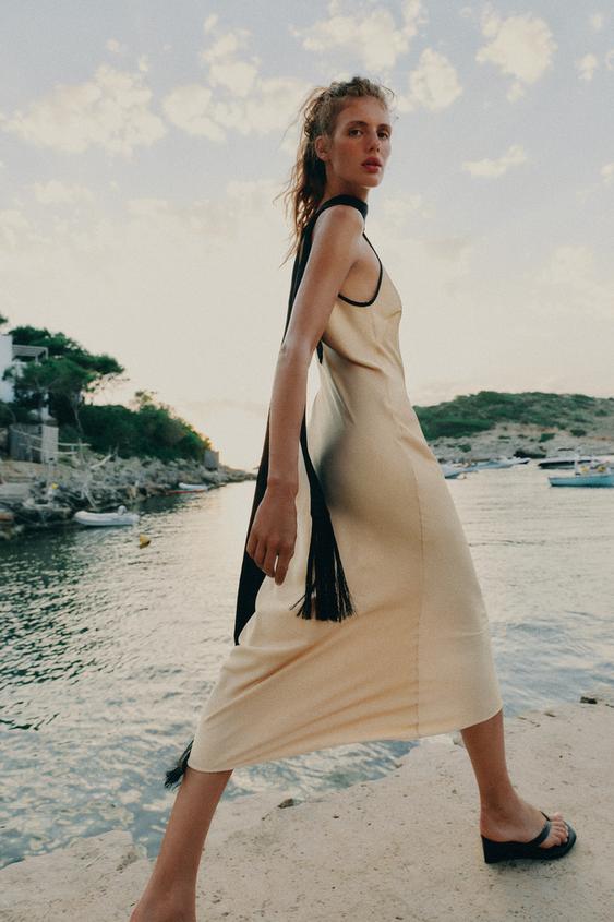 Robe midi satinée à passepoils contrastés