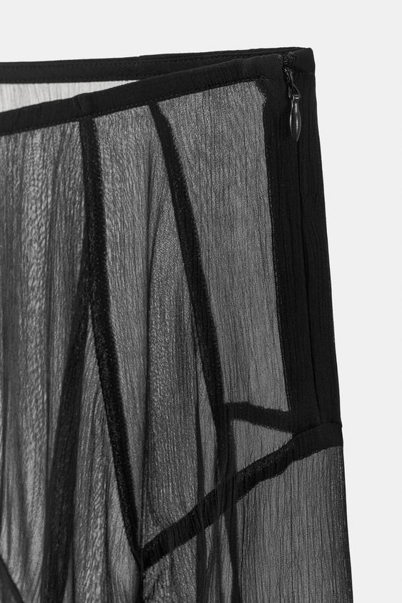 Jupe asymétrique en georgette et dentelle