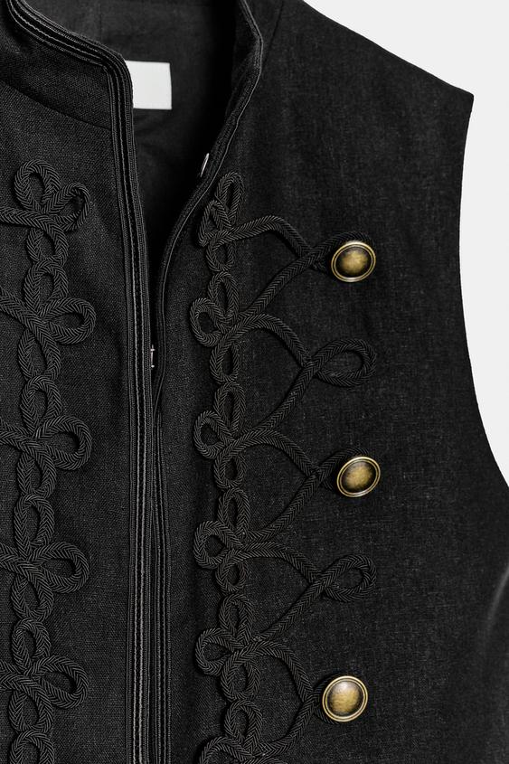 Gilet cintré à brandebourgs