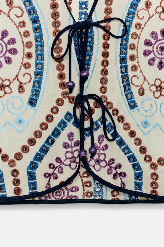 Top court à broderies ajourées