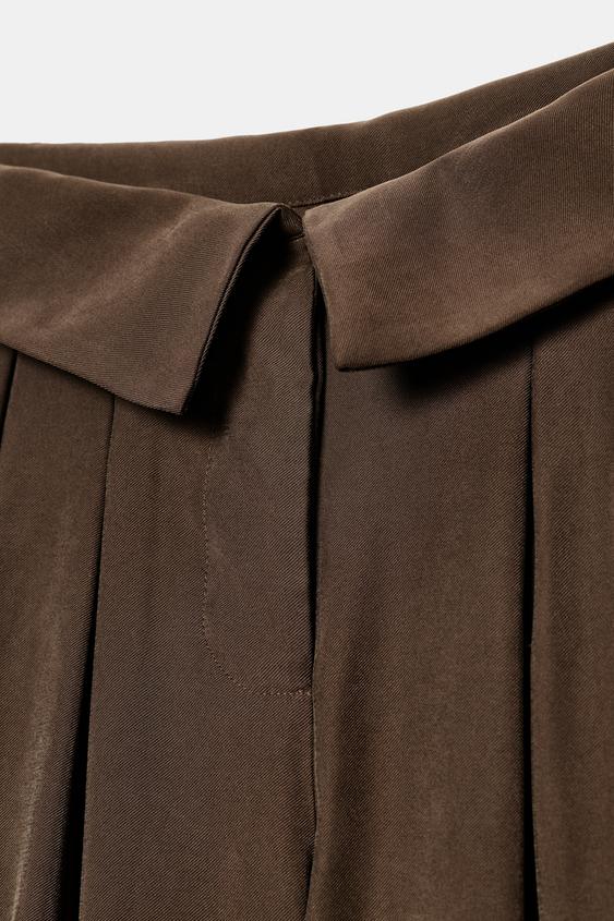 Pantalon à pinces et taille rabattue