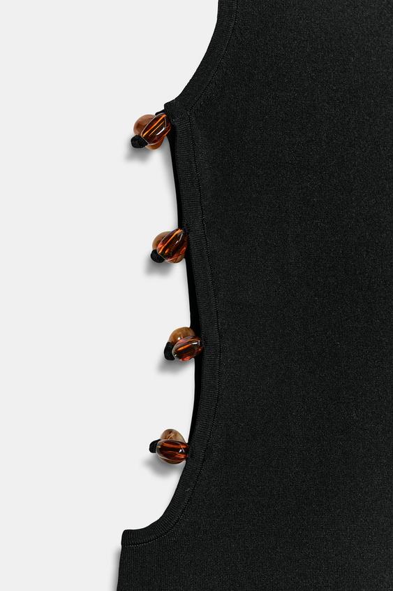 Robe courte en maille à fentes et perles