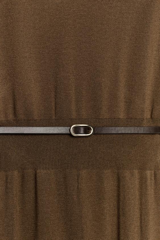 Robe midi en maille avec ceinture