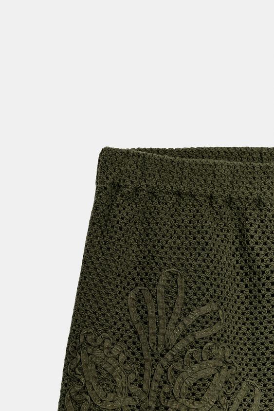 Short contrasté au crochet