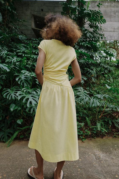 Robe asymétrique à fronces