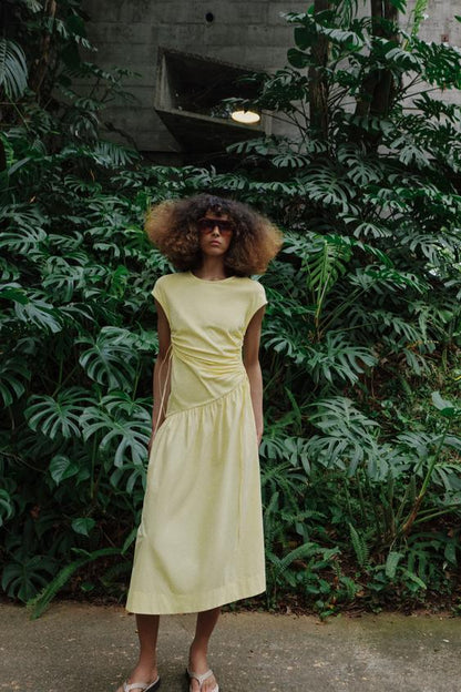Robe asymétrique à fronces