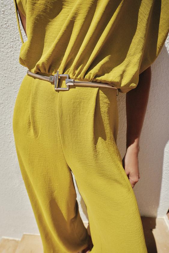 Combinaison à manche asymétrique avec ceinture