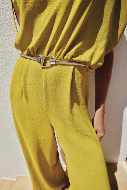 Combinaison à manche asymétrique avec ceinture