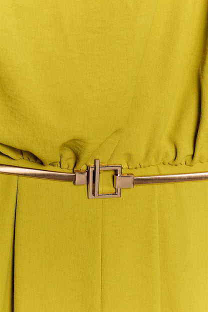 Combinaison à manche asymétrique avec ceinture