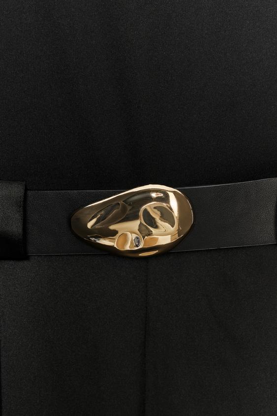 Combinaison contrastée avec ceinture