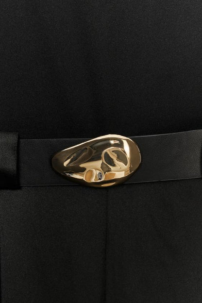Combinaison contrastée avec ceinture