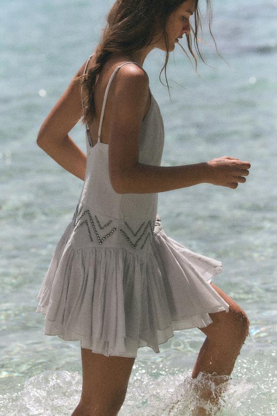 Robe en mousseline à clous à volants