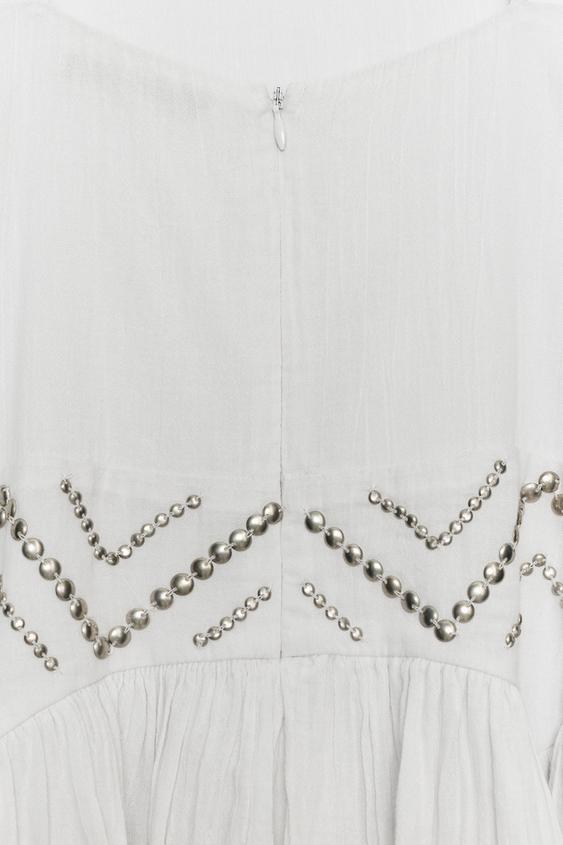 Robe en mousseline à clous à volants