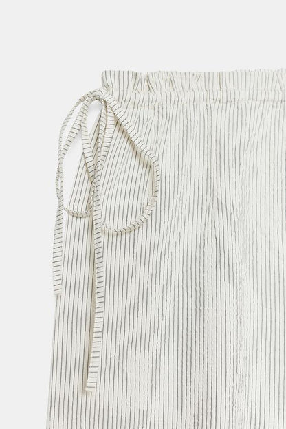 Pantalon bouffant à rayures et liens noués
