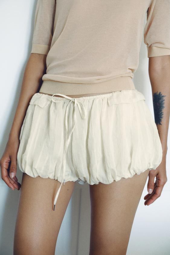 Short bouffant à rayures et volants