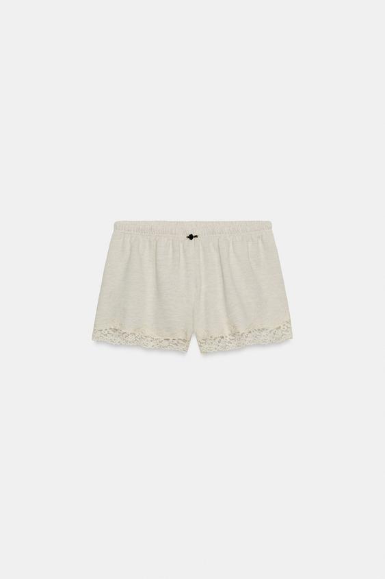 Short contrasté en dentelle