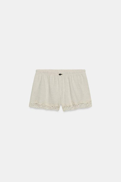 Short contrasté en dentelle