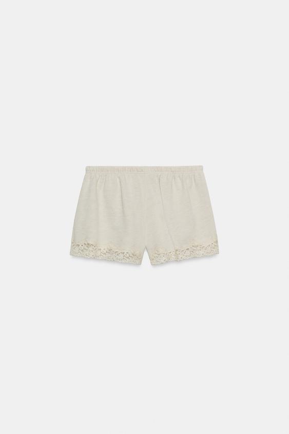 Short contrasté en dentelle