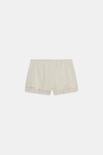 Short contrasté en dentelle