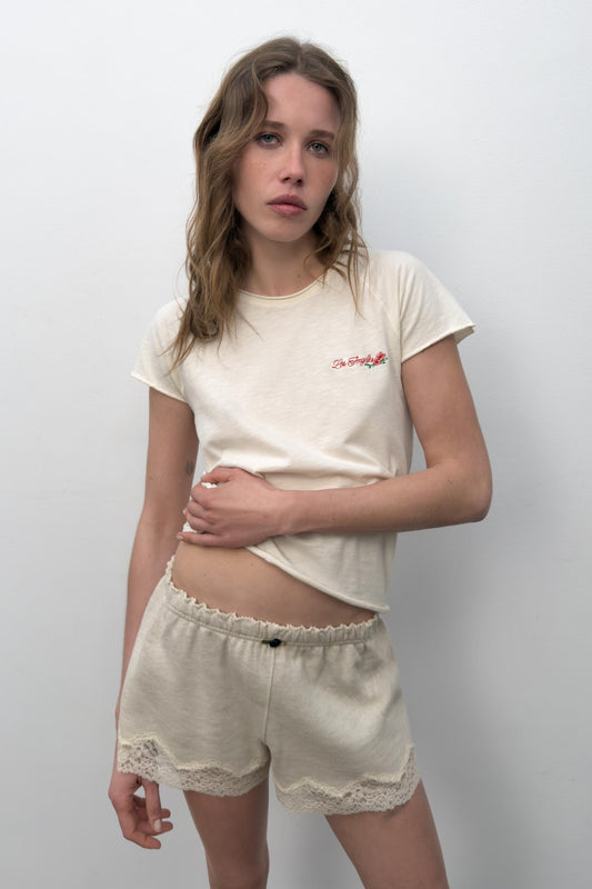 Short contrasté en dentelle