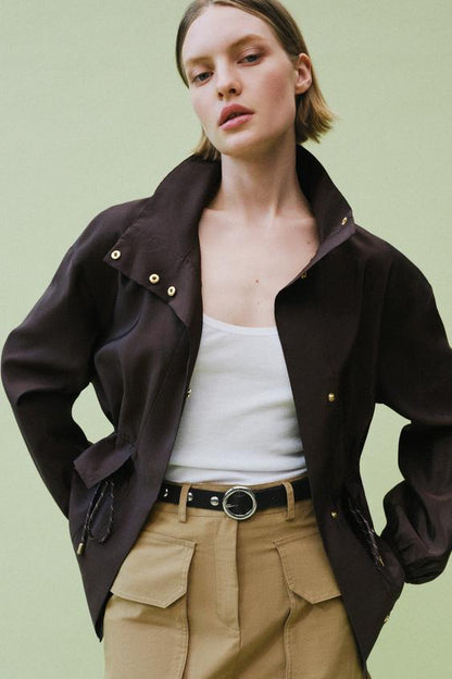 Veste à col montant taille réglable