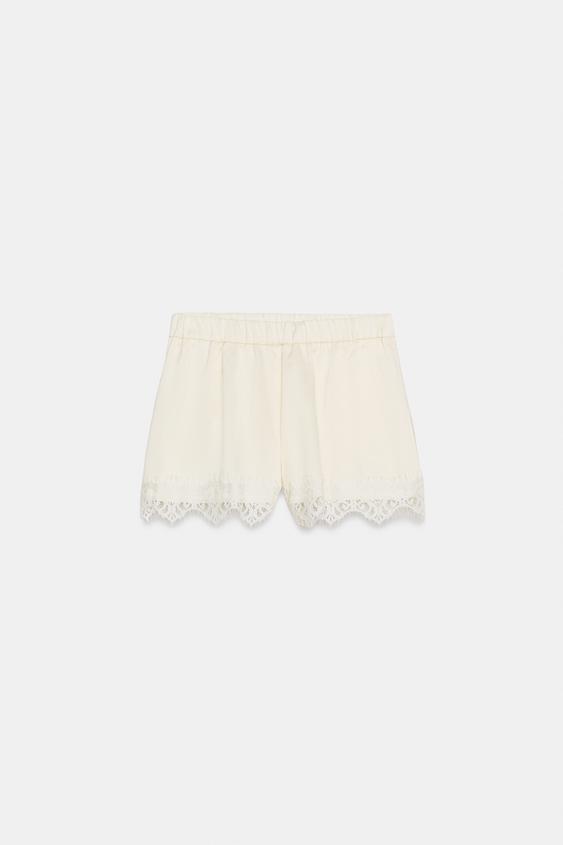 Short satiné en dentelle