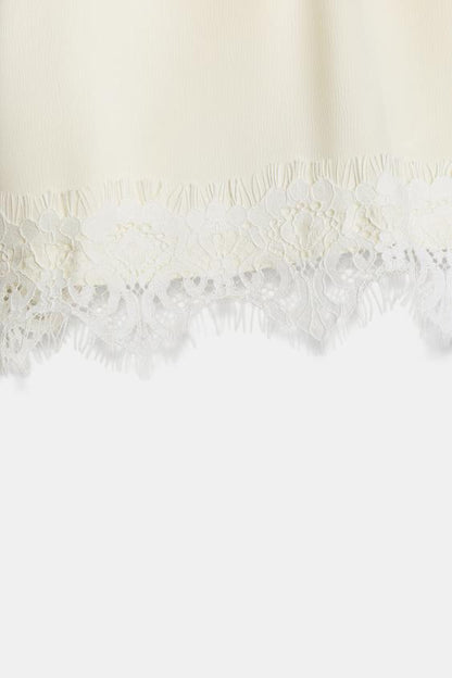 Short satiné en dentelle