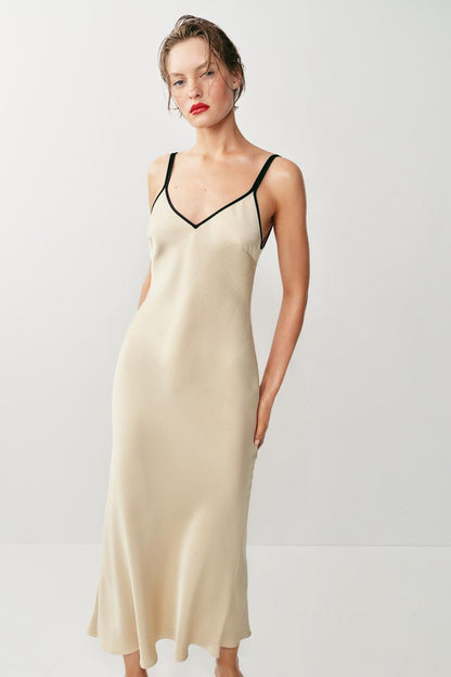 Robe midi satinée à passepoils contrastés