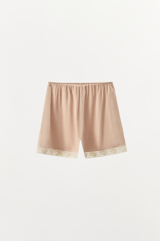 Short satiné en dentelle