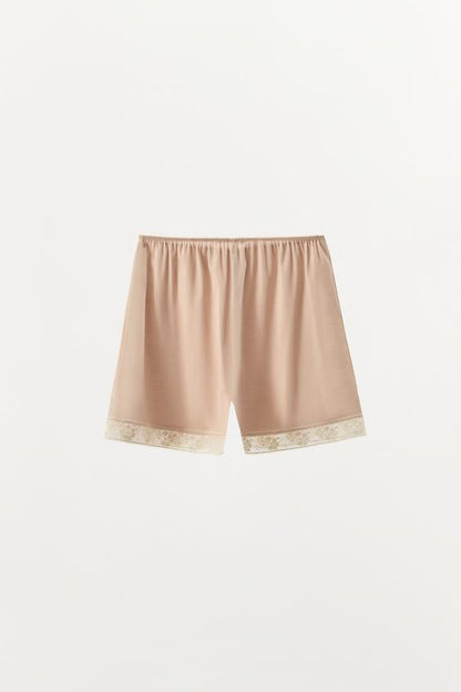 Short satiné en dentelle