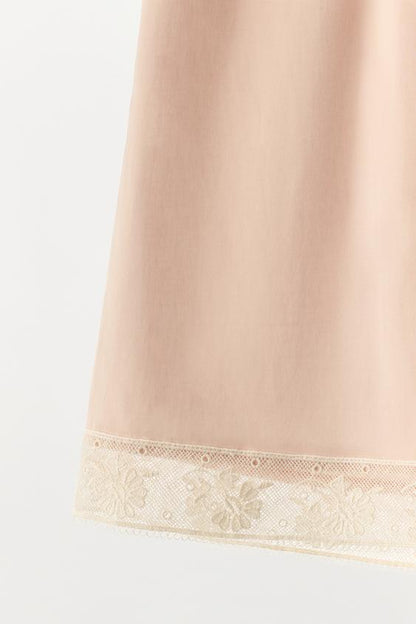 Short satiné en dentelle