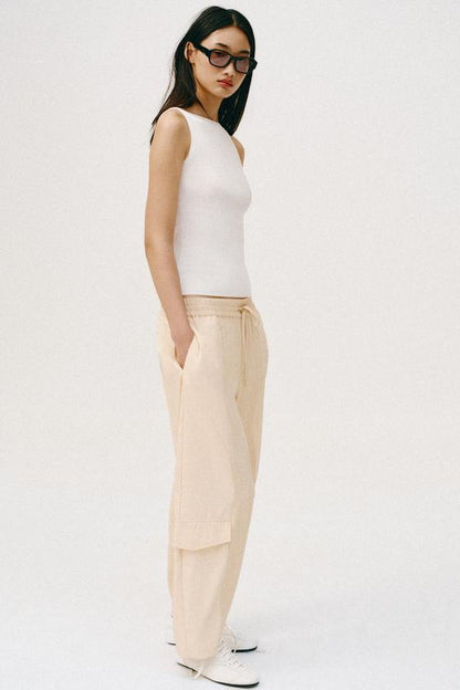 Pantalon coupe barrel contrasté
