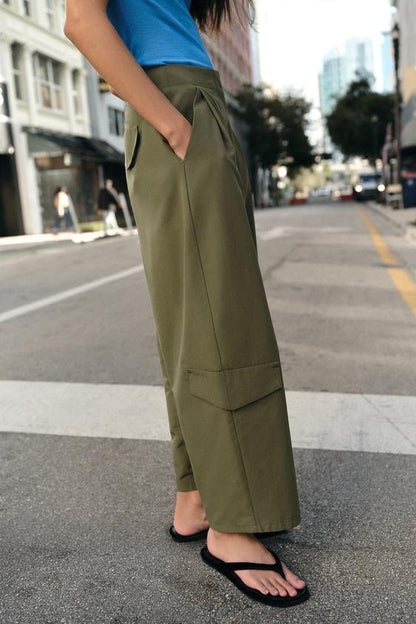 Pantalon à pinces avec passant au dos