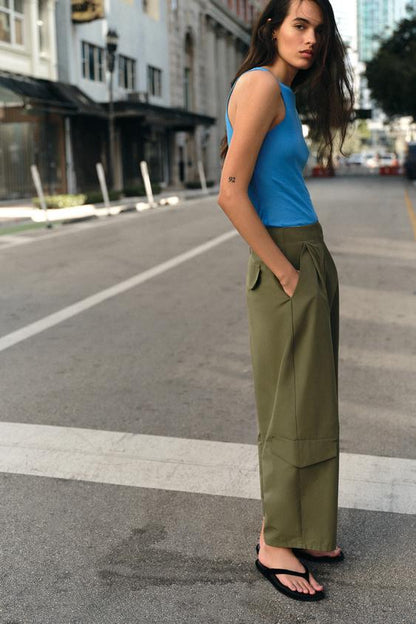 Pantalon à pinces avec passant au dos