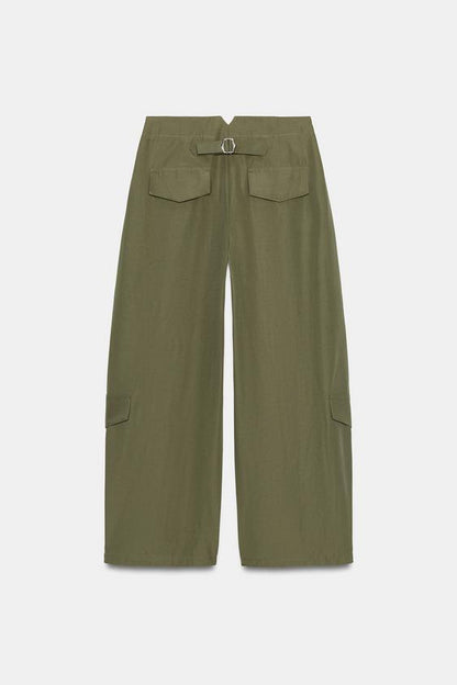 Pantalon à pinces avec passant au dos