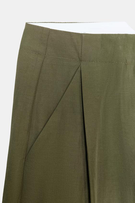 Pantalon à pinces avec passant au dos