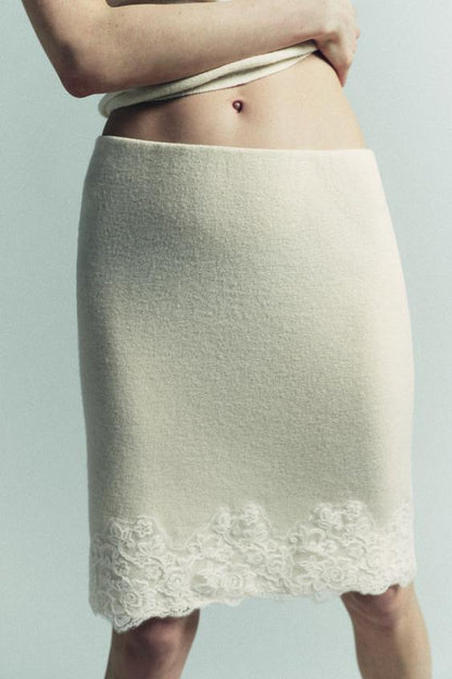 Jupe midi en maille et dentelle brodée