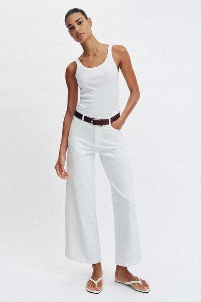 Jean à jambe large court taille haute avec ceinture
