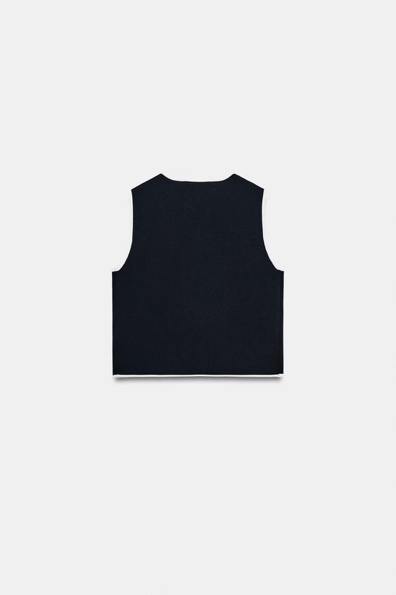 Top en maille à boutons contrastés