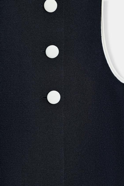 Top en maille à boutons contrastés