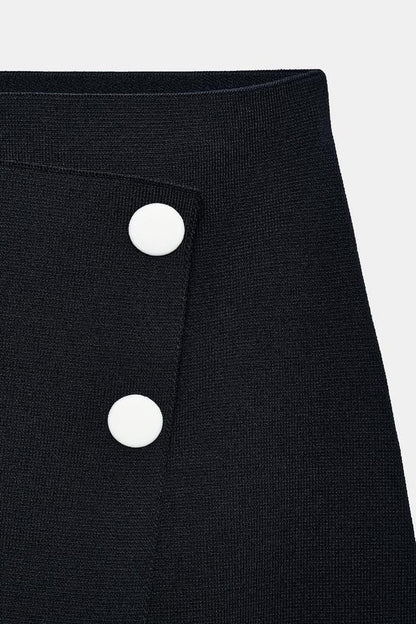 Jupe courte en maille à boutons contrastés