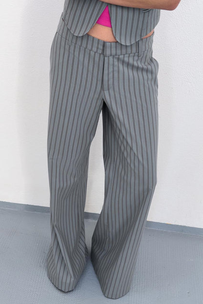 Pantalon évasé à fines rayures