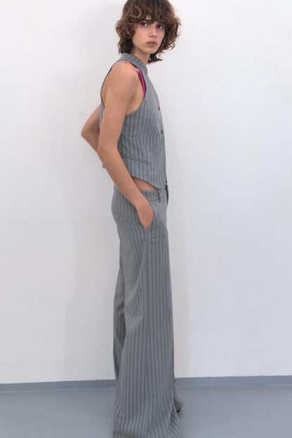Pantalon évasé à fines rayures