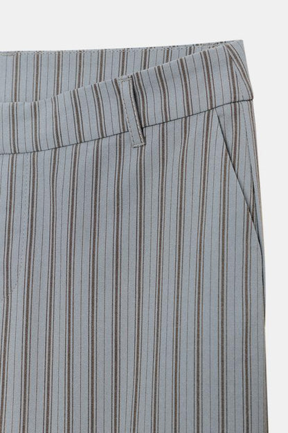 Pantalon évasé à fines rayures