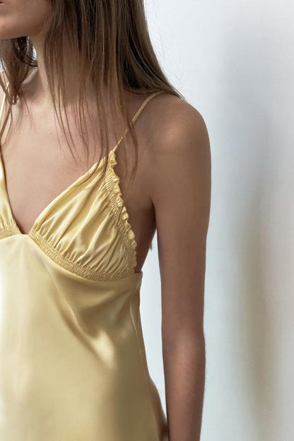 Robe midi satinée à fronces