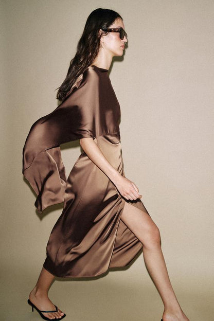 Robe midi satinée effet cape