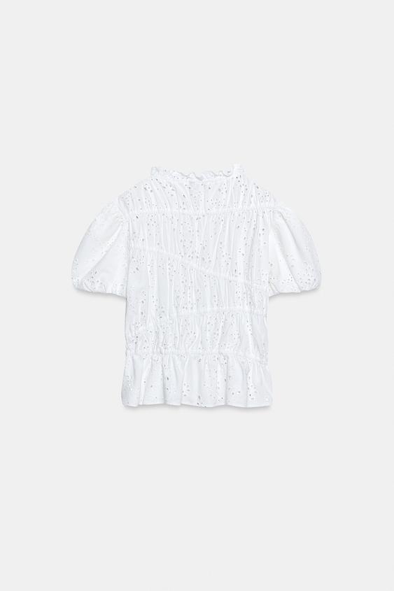 Top à fronces et broderies ajourées